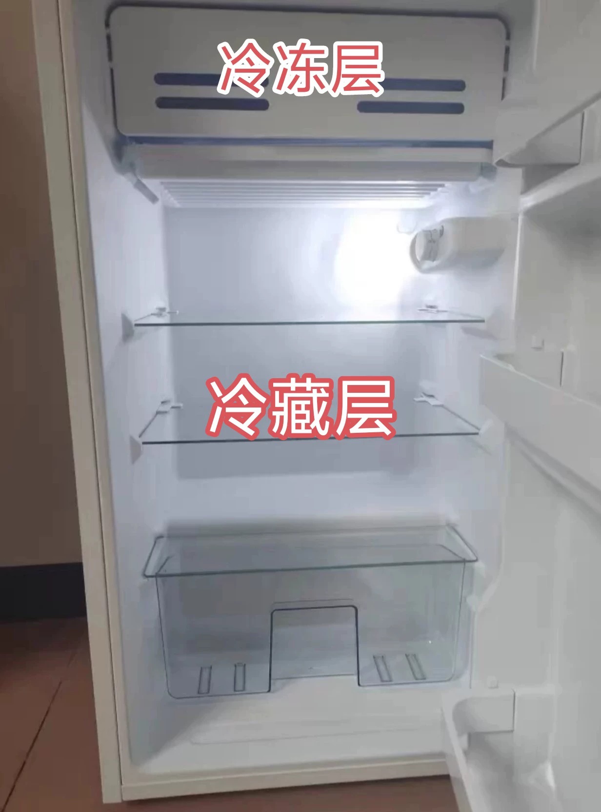 华凌小冰箱，苏宁购买，93L93升 冰箱（含冷冻层） 功能完好，一直在正常使用，容量很大，租房神器，搬家闲置。 详情见图。里面很干净。（女生一个人用的） 二手物
